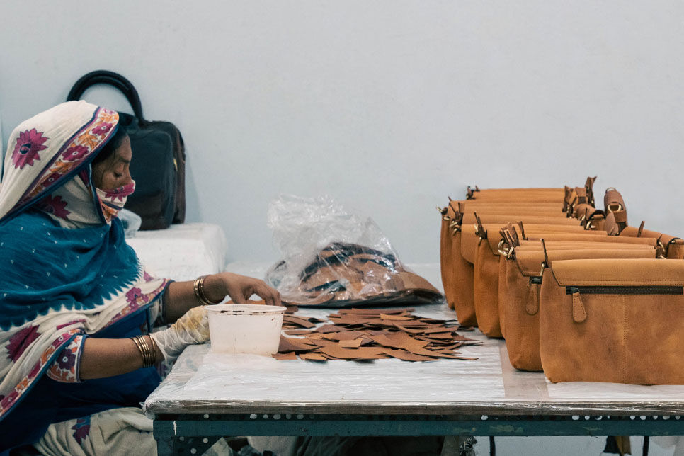 Eine Frau fertigt Taschen